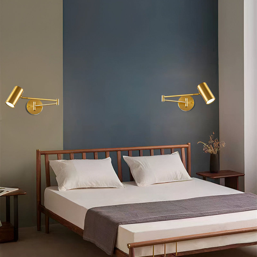 Une paire d'appliques murales dorées est montée de chaque côté d'un lit. Les appliques ont un bras pivotant qui permet de diriger la lumière. DE-9128165098,DE-7370131335,