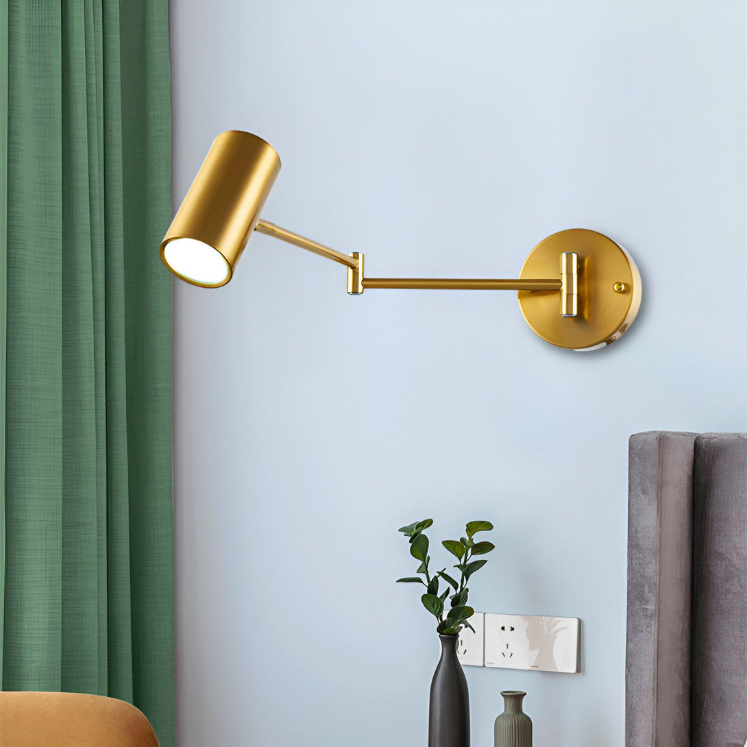 Une applique murale en métal doré avec un abat-jour rond et un bras articulé. L'applique est fixée au mur et diffuse une lumière blanche et chaude. DE-9128165098,DE-7370131335,