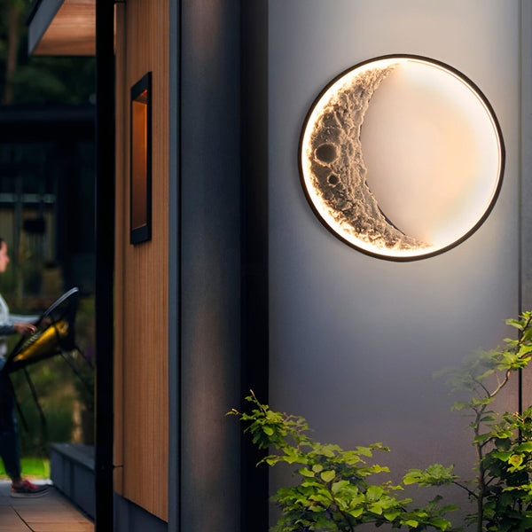 Une applique murale en forme de croissant de lune. La lune est en 3D et semble sortir du mur. L'applique est éclairée par une lumière LED qui donne une lumière douce et tamisée. EX-2917421037,EX-7193924540,