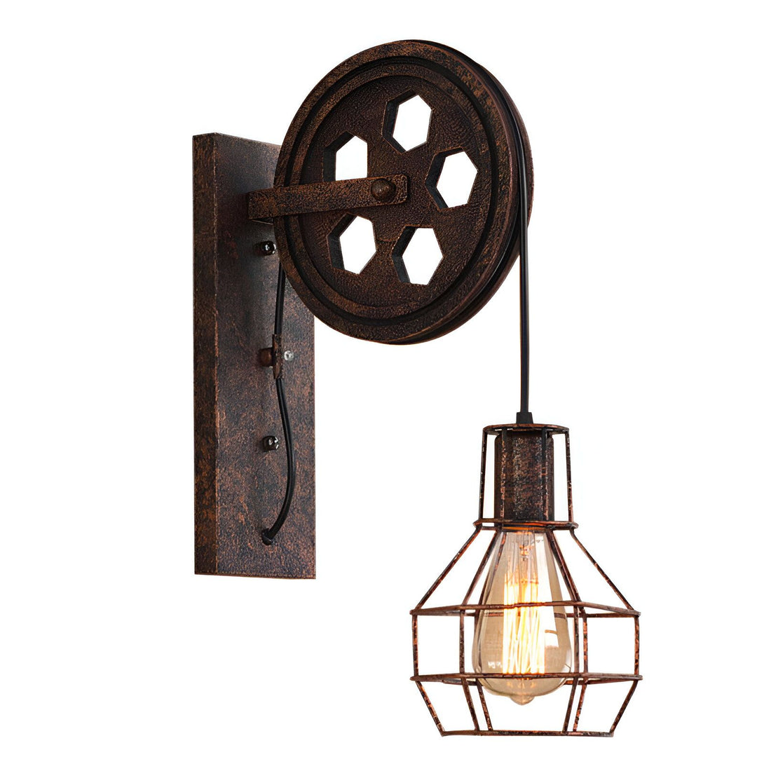 Une applique murale industrielle avec une poulie et une cage en métal rouillé. JO-990895248X,JO-0941741435,JO-6688062364,JO-716467275X,