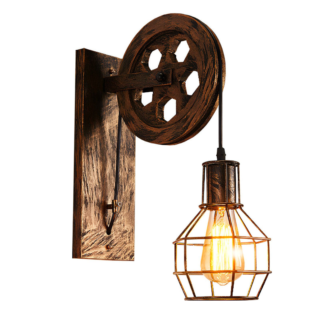 Une applique murale industrielle avec une poulie et une cage en métal rouillé. JO-990895248X,JO-0941741435,JO-6688062364,JO-716467275X,