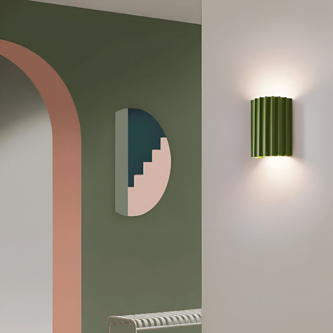 Une image d'un mur vert avec une applique murale verte et un miroir rose et bleu en forme de demi-cercle. BE-6850514202,BE-3382789000,BE-7444756163,BE-613585335X,