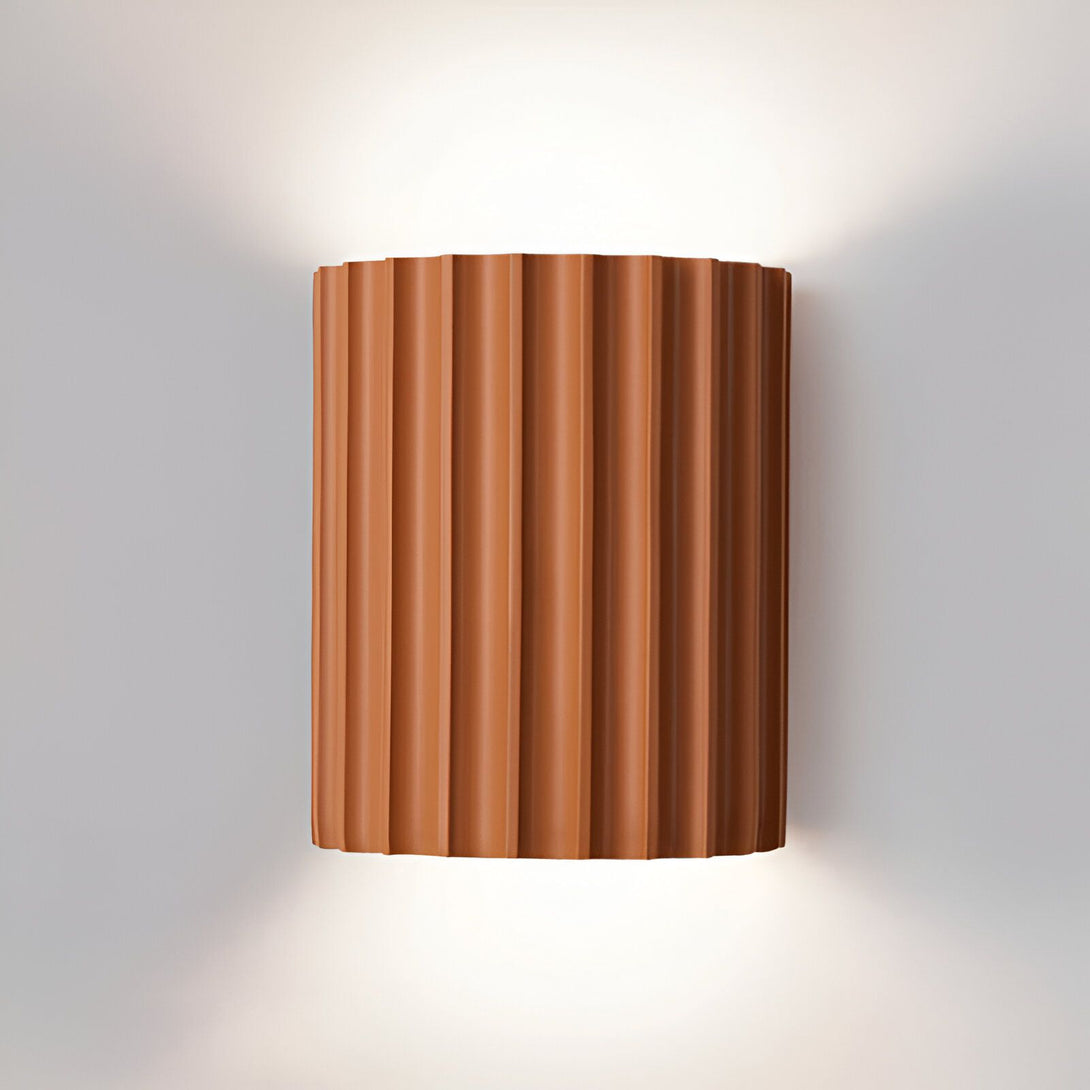 Une applique murale en céramique de couleur marron. L'applique est de forme cylindrique et présente des cannelures verticales. BE-6850514202,BE-3382789000,BE-7444756163,BE-613585335X,