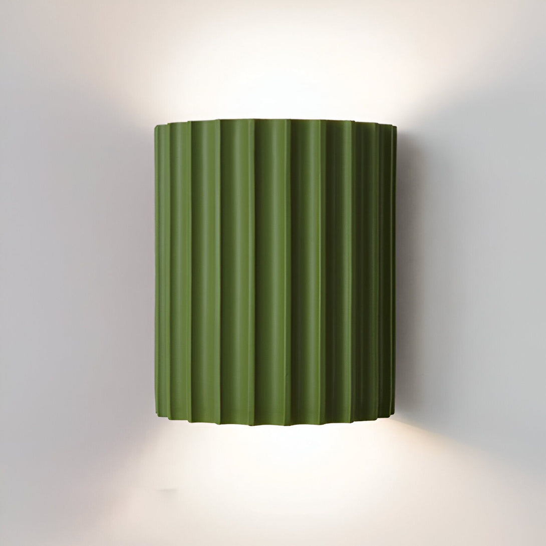 Une applique murale verte en céramique avec un design côtelé. BE-6850514202,BE-3382789000,BE-7444756163,BE-613585335X,
