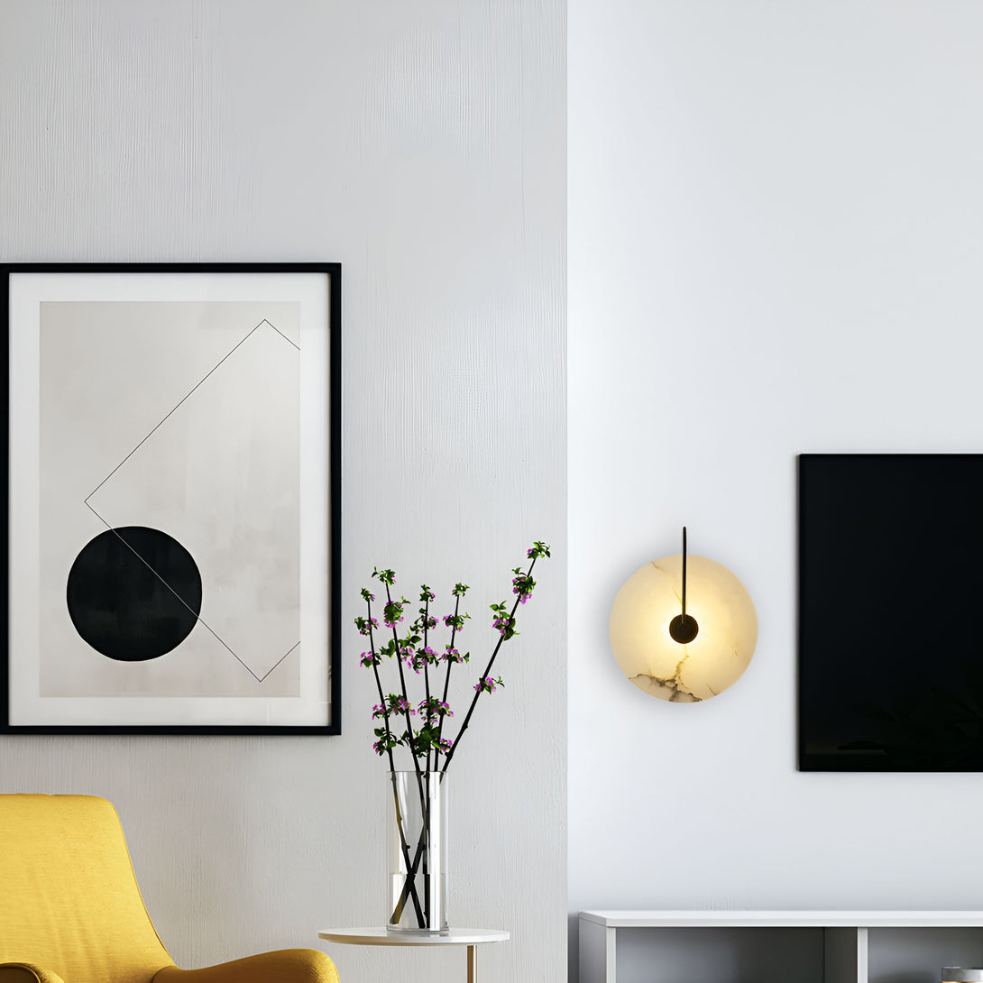 Une image d'un salon avec un mur blanc, un canapé jaune, une table basse, un vase avec des fleurs, une télévision et une applique murale en marbre. NA-4097404784,NA-2974006701,NA-832145366X,NA-8668627538,