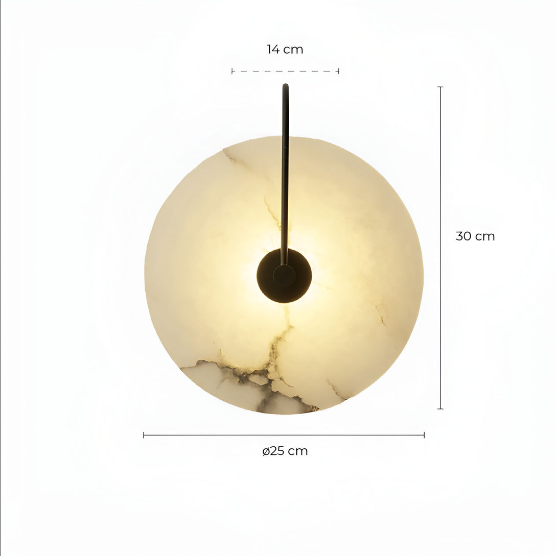 Une applique murale ronde en albâtre. L'applique a un diamètre de 25 cm et une hauteur de 30 cm. Elle est dotée d'un câble noir de 14 cm de long. NA-4097404784,NA-2974006701,NA-832145366X,NA-8668627538,