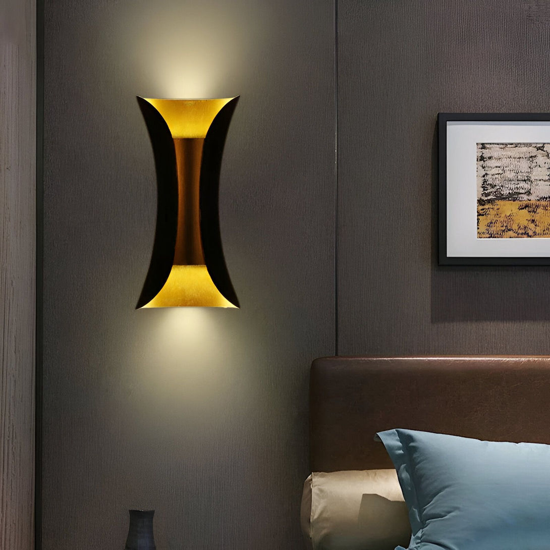 Une applique murale en métal doré avec un design moderne et épuré. L'applique est fixée au mur et émet une lumière douce et diffuse. AV-8032383352,