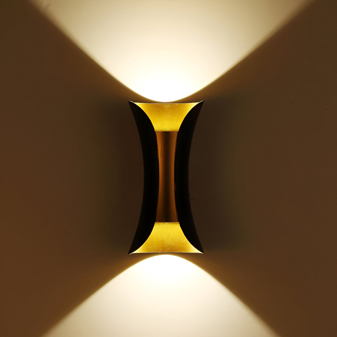 Une applique murale en métal doré avec un design moderne. La lumière est projetée vers le haut et le bas, créant un effet de halo. AV-8032383352,