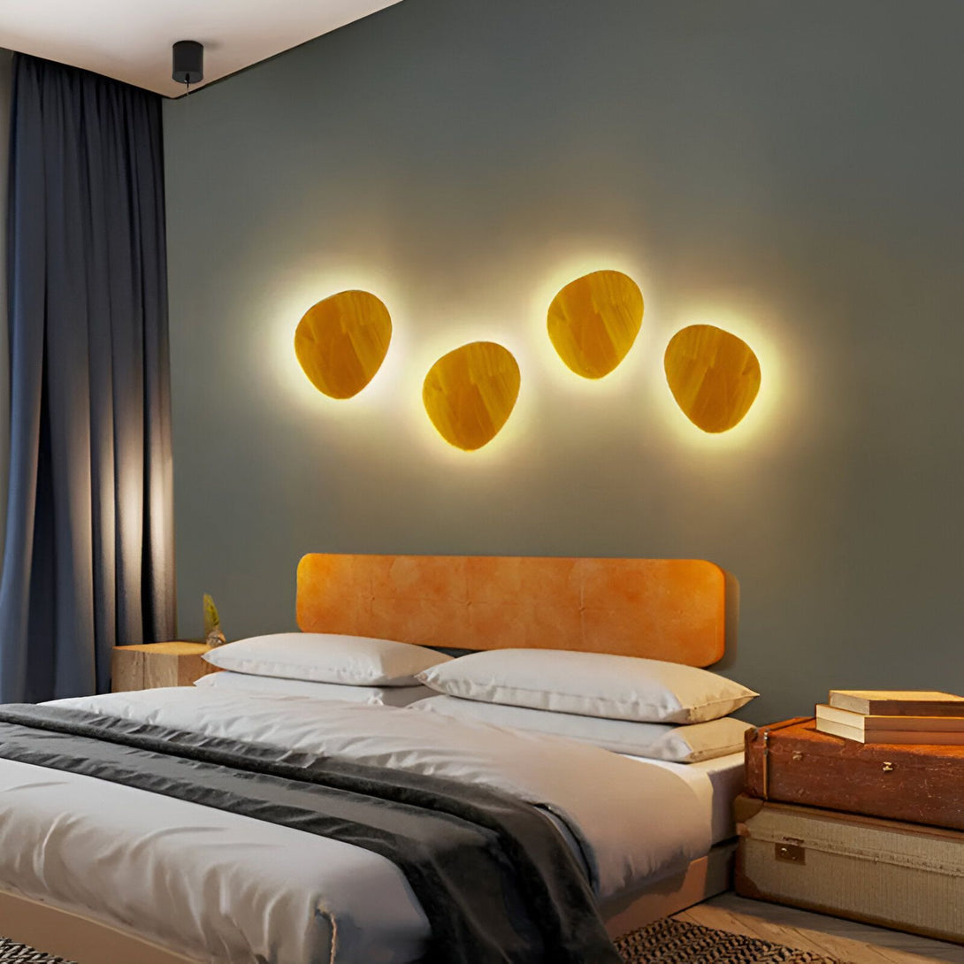 Une image d'une applique murale en bois. L'applique murale est de forme ronde et est faite de bois. Elle est fixée au mur et émet une lumière chaude. L'applique murale est parfaite pour une chambre à coucher, un salon ou un couloir. VI-9962019540,VI-7941595478,VI-8572010181,VI-6557994859,