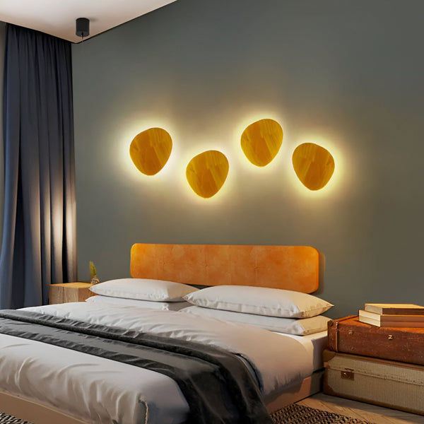 Une image d'une applique murale en bois. L'applique murale est de forme ronde et est faite de bois. Elle est fixée au mur et émet une lumière chaude. L'applique murale est parfaite pour une chambre à coucher, un salon ou un couloir. VI-9962019540,VI-7941595478,VI-8572010181,VI-6557994859,