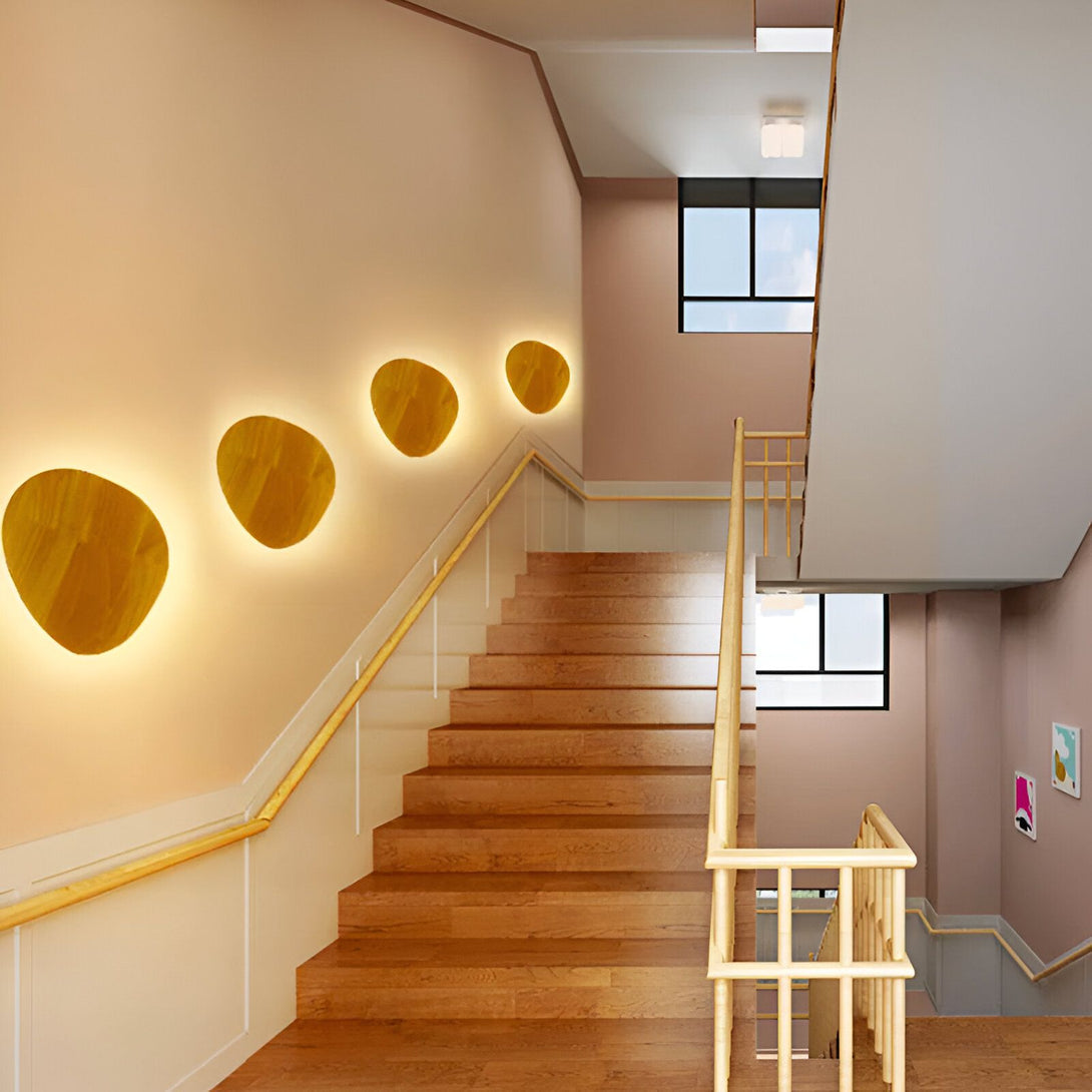 Une image d'unescalier en bois avec une applique murale en bois. L'applique murale est de forme ronde et émet une lumière chaude. L'escalier est éclairé par la lumière de l'applique murale. VI-9962019540,VI-7941595478,VI-8572010181,VI-6557994859,