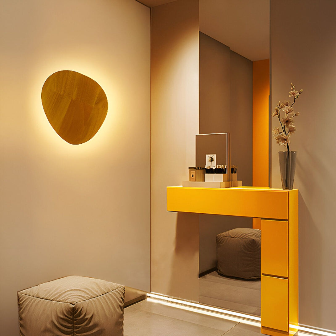 Une image d'une applique murale en bois. L'applique murale est de forme ronde et est fixée au mur par une bride en métal noir. L'applique murale est éclairée par une ampoule LED qui diffuse une lumière chaude et diffuse. L'applique murale est idéale pour une utilisation dans les chambres à coucher, les salons et les couloirs. VI-9962019540,VI-7941595478,VI-8572010181,VI-6557994859,