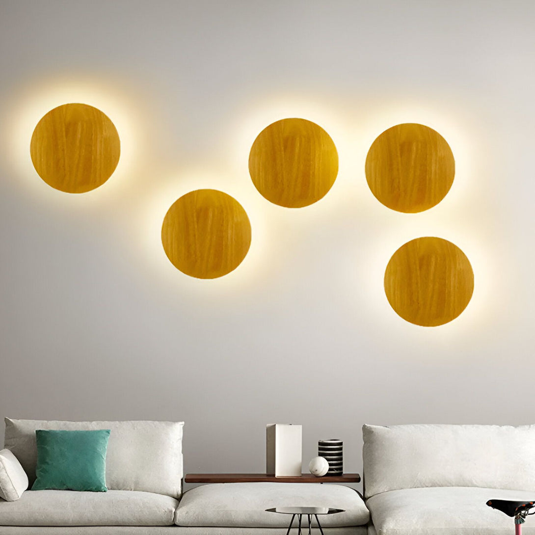Une image d'une applique murale en bois. L'applique est de forme ronde et émet une lumière chaude. Elle est parfaite pour une utilisation dans un salon, une chambre ou un couloir. L'applique est fabriquée en bois de haute qualité et est disponible en plusieurs finitions. VI-9962019540,VI-7941595478,VI-8572010181,VI-6557994859,