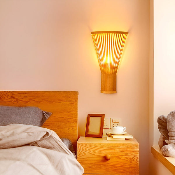 Une applique murale en bambou diffuse une lumière chaude dans une chambre à coucher. MO-8548877499,
