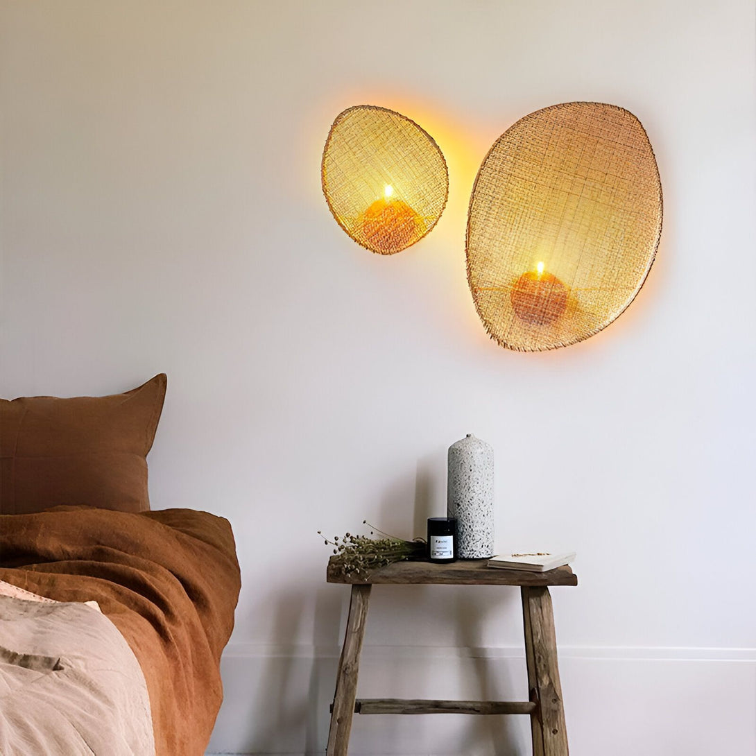 Deux appliques murales en osier tressé diffusent une lumière tamisée dans une chambre à coucher. EN-7337637519,EN-7543142791,