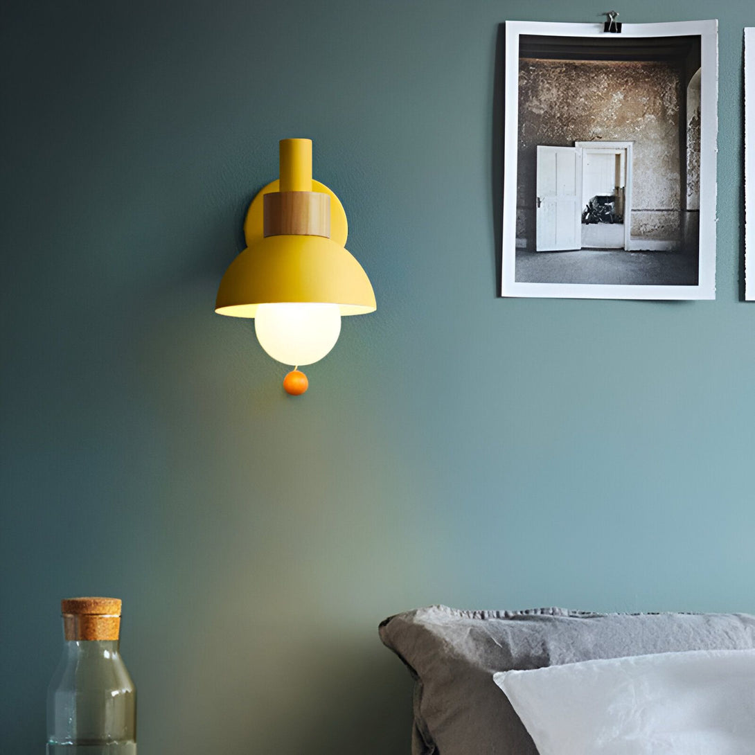 Une image d'une applique murale jaune avec un abat-jour en verre blanc. L'applique est fixée à un mur vert foncé. Il y a un cadre photo noir et blanc à côté de l'applique. CU-0994507933,CU-6034342961,CU-307088881X,CU-4880091847,CU-0283329386,CU-3398585787,CU-2087585903,CU-7230351375,