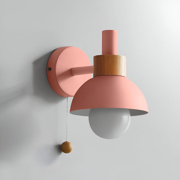 Une applique murale rose avec un abat-jour en métal et un interrupteur en bois. CU-0994507933,CU-6034342961,CU-307088881X,CU-4880091847,CU-0283329386,CU-3398585787,CU-2087585903,CU-7230351375,