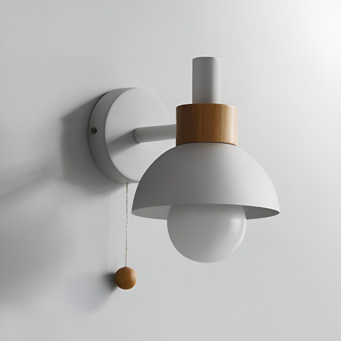 Une applique murale blanche avec un abat-jour en métal blanc et une poignée en bois. L'applique est fixée au mur par une plaque ronde blanche. CU-0994507933,CU-6034342961,CU-307088881X,CU-4880091847,CU-0283329386,CU-3398585787,CU-2087585903,CU-7230351375,