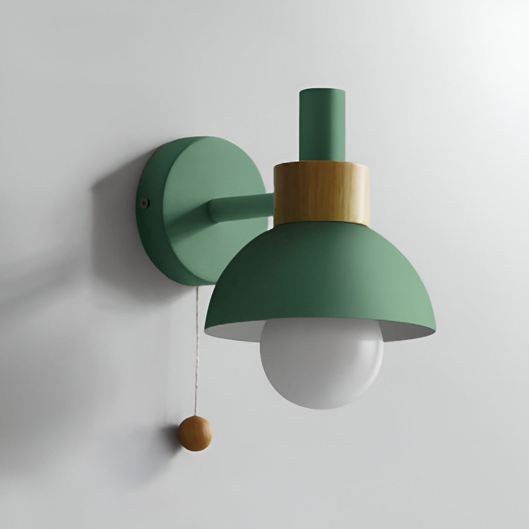 Une applique murale verte avec un abat-jour en métal et un interrupteur en bois. CU-0994507933,CU-6034342961,CU-307088881X,CU-4880091847,CU-0283329386,CU-3398585787,CU-2087585903,CU-7230351375,