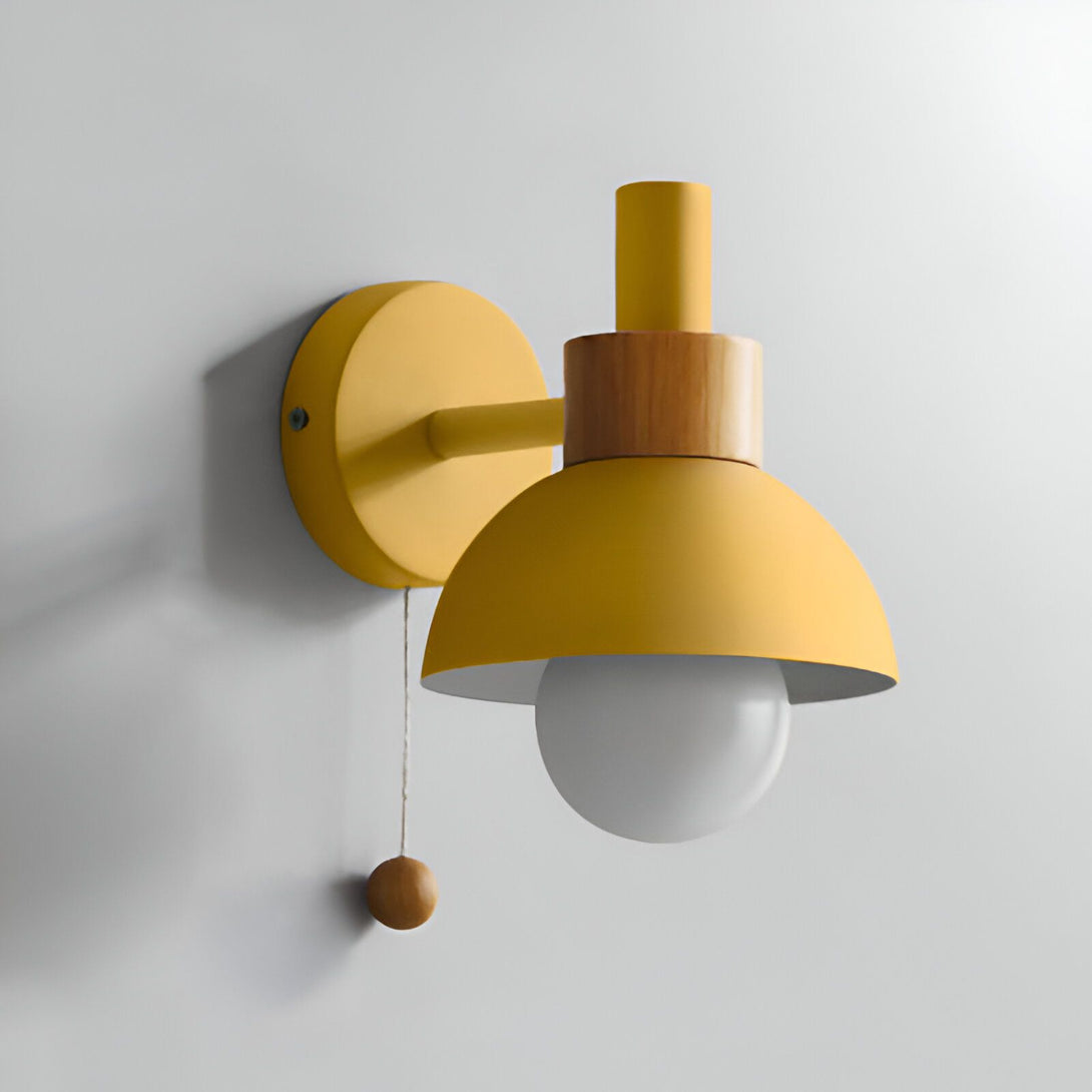 Une applique murale jaune avec un abat-jour en métal et une poignée en bois. L'applique est fixée au mur par une plaque ronde et est reliée à un cordon d'alimentation. CU-0994507933,CU-6034342961,CU-307088881X,CU-4880091847,CU-0283329386,CU-3398585787,CU-2087585903,CU-7230351375,