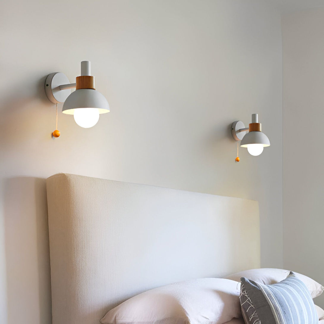Deux appliques murales blanches avec des abat-jour en métal blanc et des cordons d'alimentation en tissu orange. Les appliques sont fixées au mur au-dessus d'un lit avec une tête de lit capitonnée blanche. CU-0994507933,CU-6034342961,CU-307088881X,CU-4880091847,CU-0283329386,CU-3398585787,CU-2087585903,CU-7230351375,