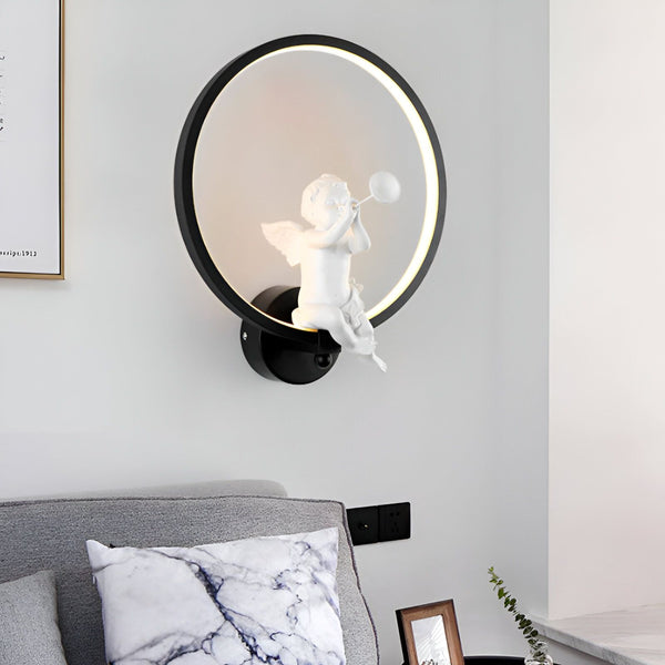 L'image représente une applique murale en forme d'ange. L'ange est assis sur un nuage et souffle dans une trompette. L'applique est en métal noir et l'ange est en résine blanche. L'applique est éclairée par une lumière LED blanche. AN-3334103382,AN-1529359902,AN-8136348464,AN-7436885952,AN-4681565652,AN-5693716880,AN-5914425123,AN-9051240198,AN-5082815954,AN-0347214576,AN-6419850576,AN-6275254211,AN-6623671749,AN-5121635109,AN-9006292184,AN-3603812905,