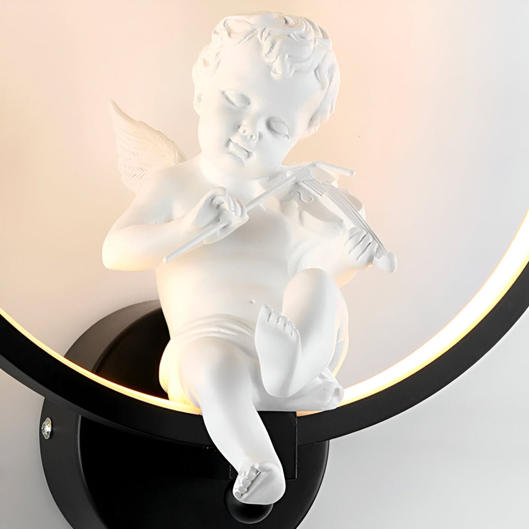 L'image représente une applique murale en forme d'ange jouant du violon. L'ange est en résine blanche et l'applique est en métal noir. L'applique est éclairée par une lumière LED blanche. AN-3334103382,AN-1529359902,AN-8136348464,AN-7436885952,AN-4681565652,AN-5693716880,AN-5914425123,AN-9051240198,AN-5082815954,AN-0347214576,AN-6419850576,AN-6275254211,AN-6623671749,AN-5121635109,AN-9006292184,AN-3603812905,