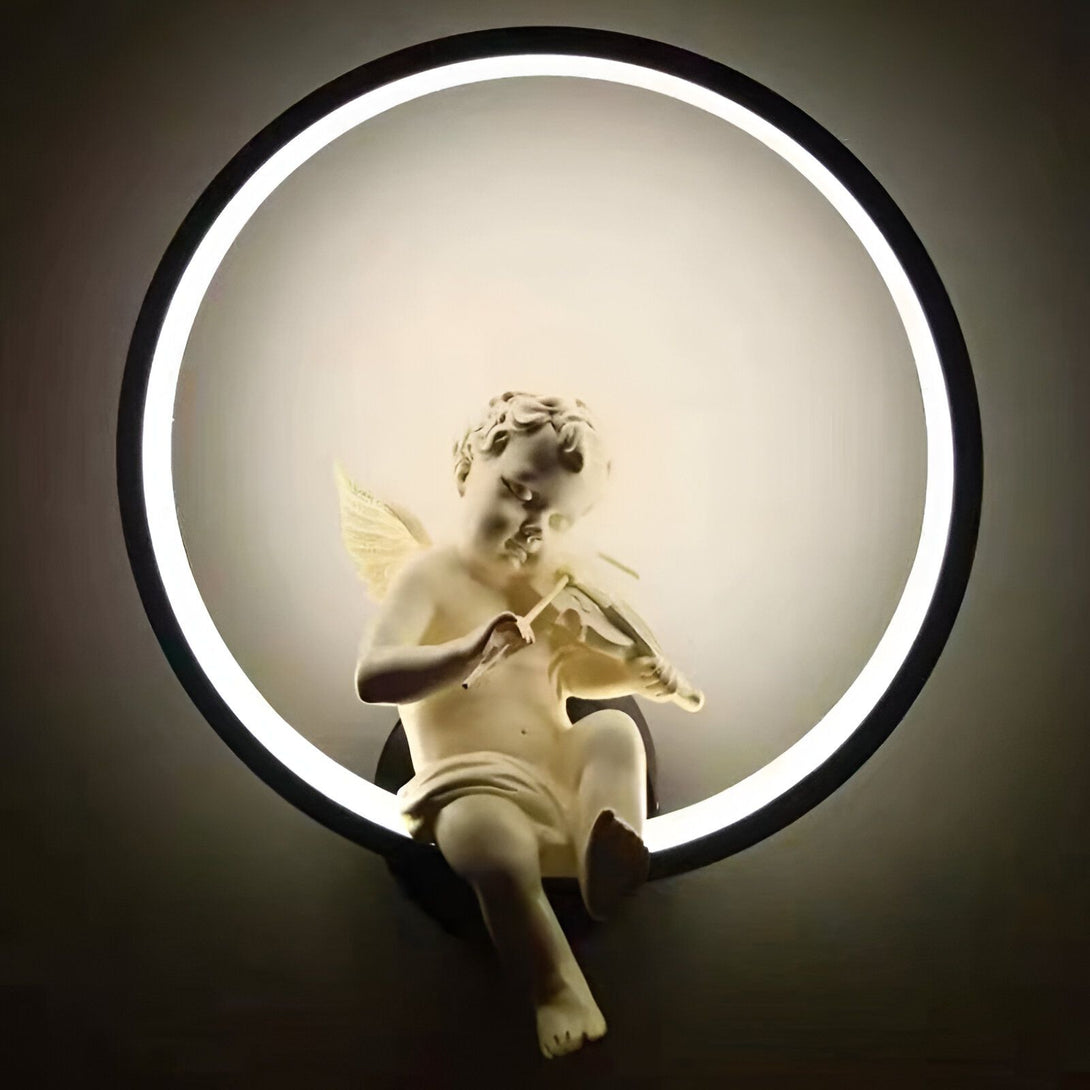 L'image représente un ange en céramique blanche assis sur un cercle lumineux. L'ange joue du violon. AN-3334103382,AN-1529359902,AN-8136348464,AN-7436885952,AN-4681565652,AN-5693716880,AN-5914425123,AN-9051240198,AN-5082815954,AN-0347214576,AN-6419850576,AN-6275254211,AN-6623671749,AN-5121635109,AN-9006292184,AN-3603812905,