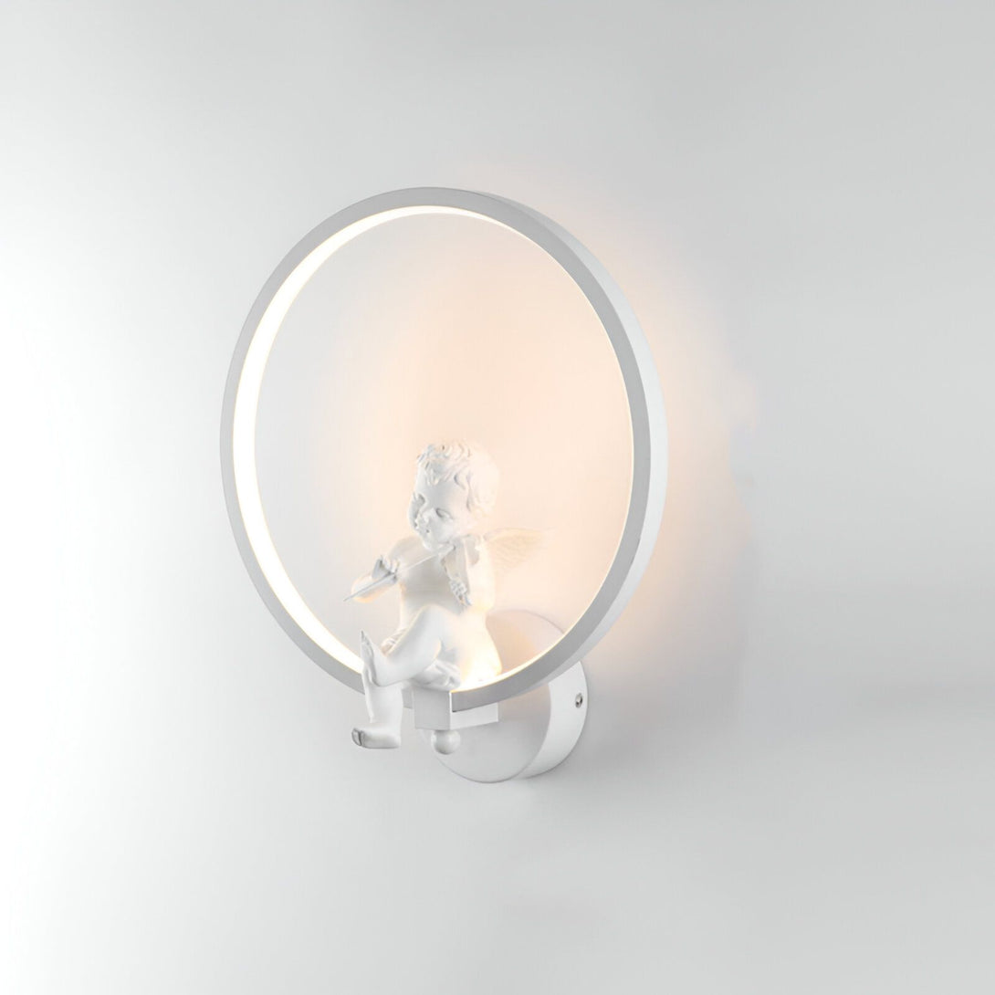 L'image représente une applique murale en forme d'ange. L'ange est assis sur un cercle et joue de la trompette. L'applique est en métal blanc et l'ange est en résine blanche. L'applique est éclairée par une lumière LED blanche. AN-3334103382,AN-1529359902,AN-8136348464,AN-7436885952,AN-4681565652,AN-5693716880,AN-5914425123,AN-9051240198,AN-5082815954,AN-0347214576,AN-6419850576,AN-6275254211,AN-6623671749,AN-5121635109,AN-9006292184,AN-3603812905,