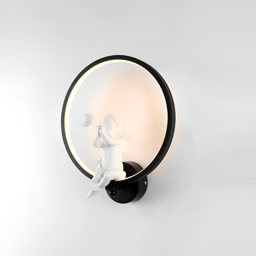 L'image représente une applique murale en forme d'ange. L'ange est assis sur un cercle et souffle dans une trompette. L'applique est de couleur blanche et noire. AN-3334103382,AN-1529359902,AN-8136348464,AN-7436885952,AN-4681565652,AN-5693716880,AN-5914425123,AN-9051240198,AN-5082815954,AN-0347214576,AN-6419850576,AN-6275254211,AN-6623671749,AN-5121635109,AN-9006292184,AN-3603812905,
