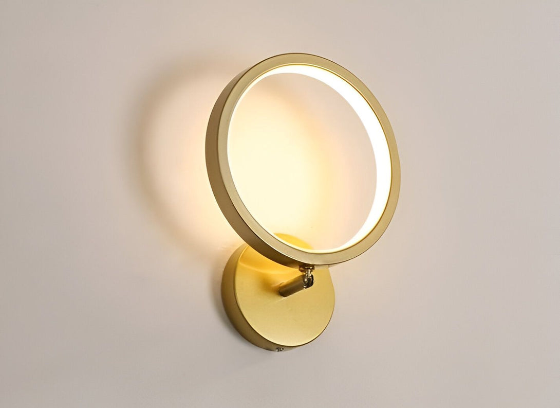 Une applique murale LED ronde en métal doré avec un cercle lumineux blanc. EL-3769676734,EL-0921071280,EL-2038712905,