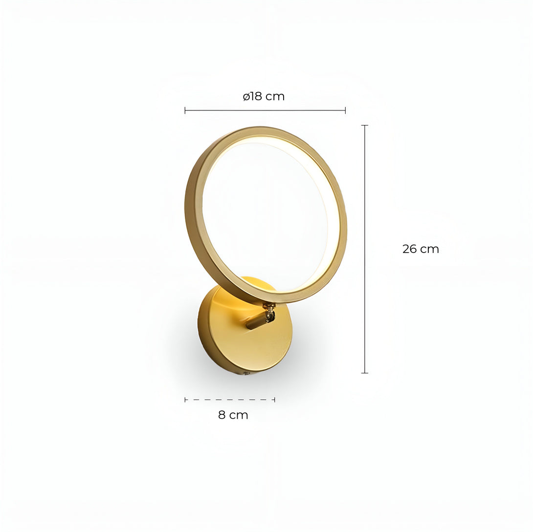 Une applique murale ronde et dorée avec une lumière LED intégrée. L'applique mesure 26 cm de haut, 18 cm de large et 8 cm de profondeur. EL-3769676734,EL-0921071280,EL-2038712905,