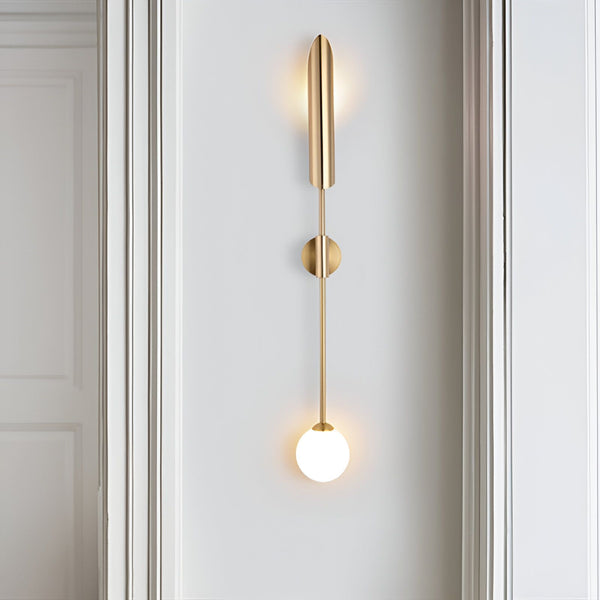 Une applique murale en laiton avec une grande et une petite lumière. La grande lumière est en forme de globe et la petite lumière est en forme de tube. JU-0655631275,JU-2846912599,