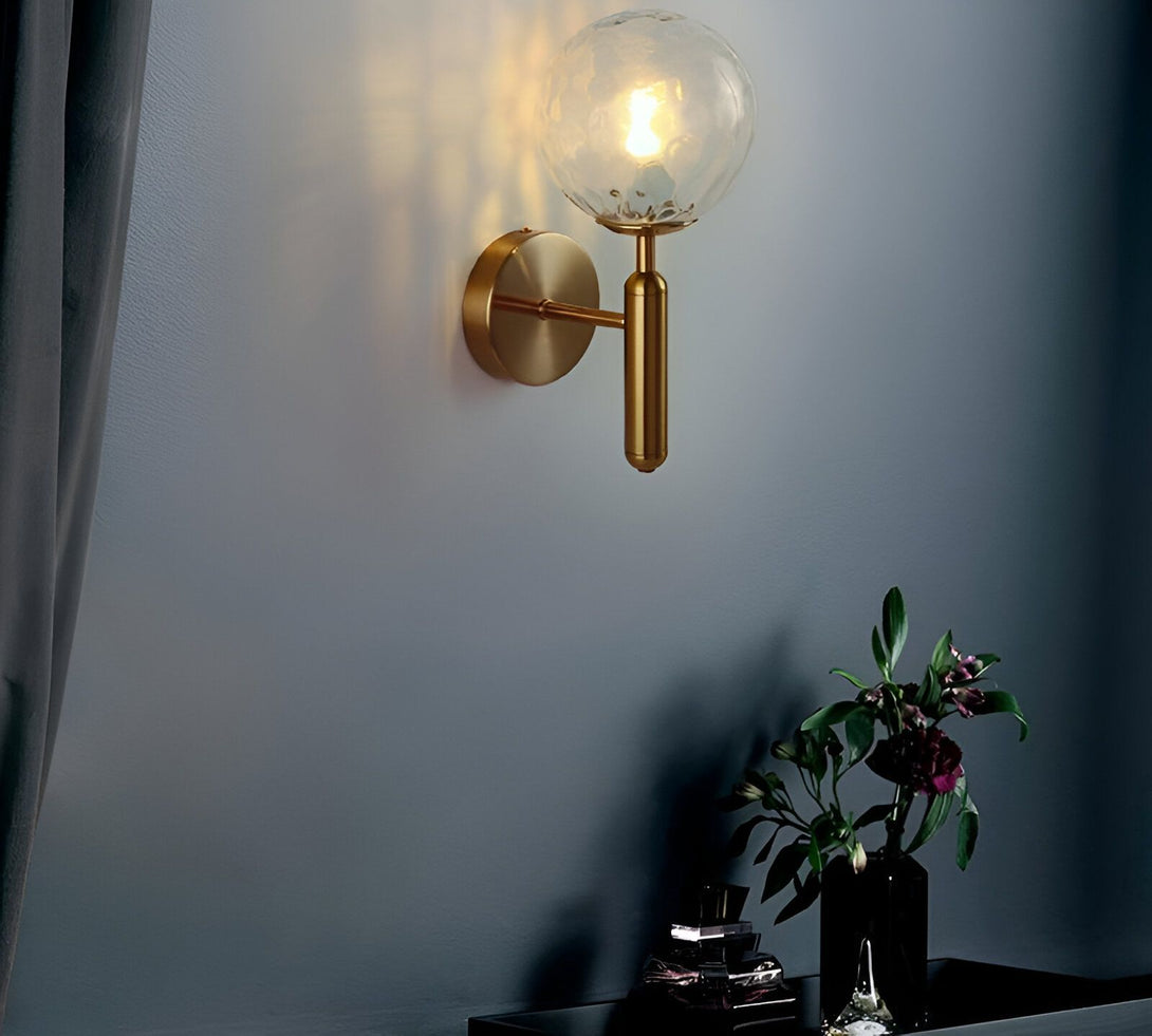Une applique murale en laiton avec une boule en verre dépoli. HS-6642723279,