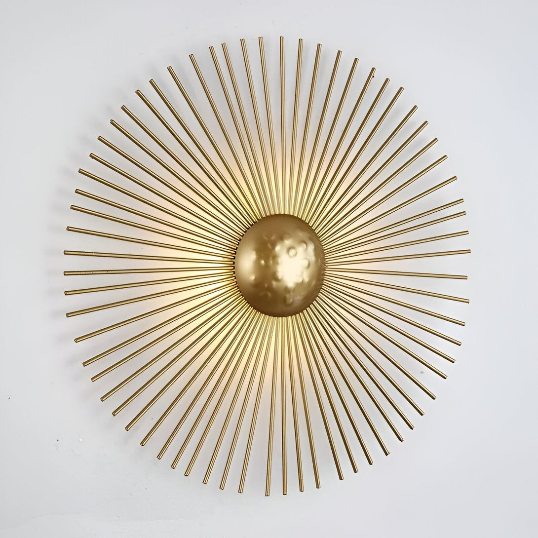 Une applique murale en métal doré en forme de soleil. HE-8816391111,HE-2490606875,HE-9117310997,HE-1528780337,