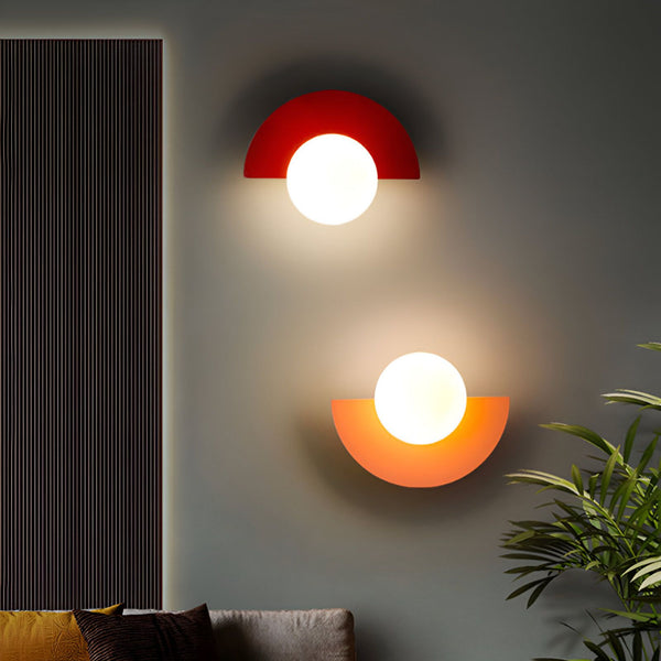 Deux appliques murales en forme de demi-cercle, l'une rouge et l'autre orange, sont fixées sur un mur gris. Les appliques sont éclairées et projettent une lumière douce et diffuse. GU-5717952775,GU-9785984192,GU-5756525742,GU-2770483412,GU-259462313X,GU-7909977727,GU-9845973795,GU-8738437147,GU-6622229414,GU-8570558481,GU-3445094918,GU-3069247571,GU-5711512889,GU-8453761582,GU-7173945844,