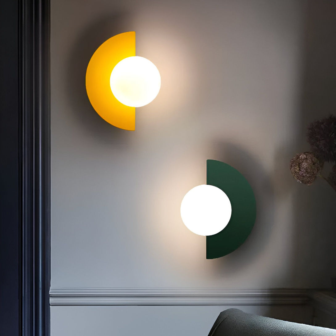Deux appliques murales en forme de demi-cercle, l'une jaune et l'autre verte, sont fixées sur un mur gris. Les appliques sont éclairées et diffusent une lumière douce. GU-5717952775,GU-9785984192,GU-5756525742,GU-2770483412,GU-259462313X,GU-7909977727,GU-9845973795,GU-8738437147,GU-6622229414,GU-8570558481,GU-3445094918,GU-3069247571,GU-5711512889,GU-8453761582,GU-7173945844,