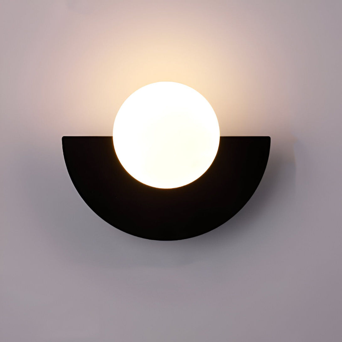 Une applique murale en métal noir avec une demi-lune et une boule en verre opalin blanc. GU-5717952775,GU-9785984192,GU-5756525742,GU-2770483412,GU-259462313X,GU-7909977727,GU-9845973795,GU-8738437147,GU-6622229414,GU-8570558481,GU-3445094918,GU-3069247571,GU-5711512889,GU-8453761582,GU-7173945844,