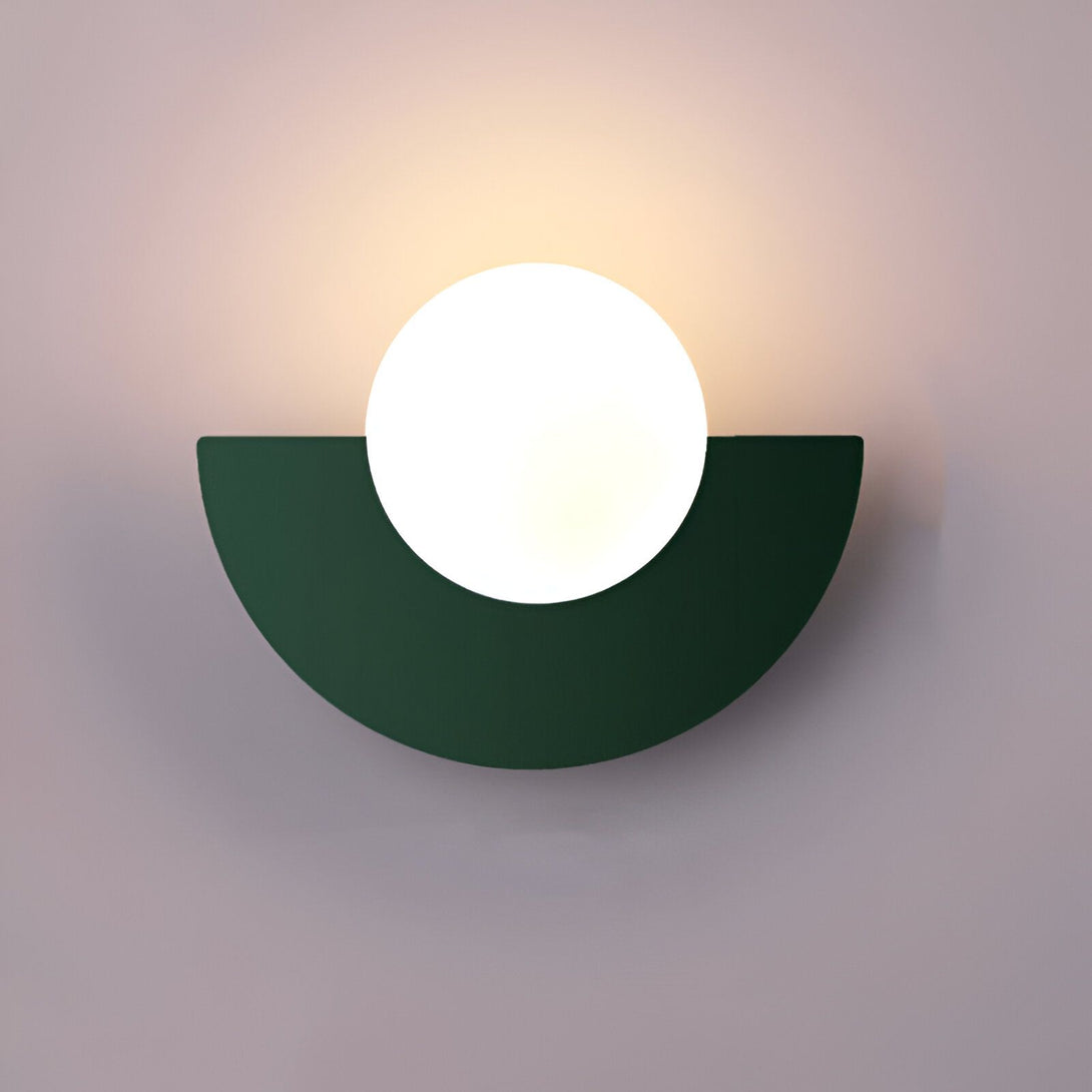 Une applique murale en métal vert avec une forme semi-circulaire. Un globe en verre opalin blanc est fixé au centre de l'applique et diffuse une lumière douce et agréable. GU-5717952775,GU-9785984192,GU-5756525742,GU-2770483412,GU-259462313X,GU-7909977727,GU-9845973795,GU-8738437147,GU-6622229414,GU-8570558481,GU-3445094918,GU-3069247571,GU-5711512889,GU-8453761582,GU-7173945844,
