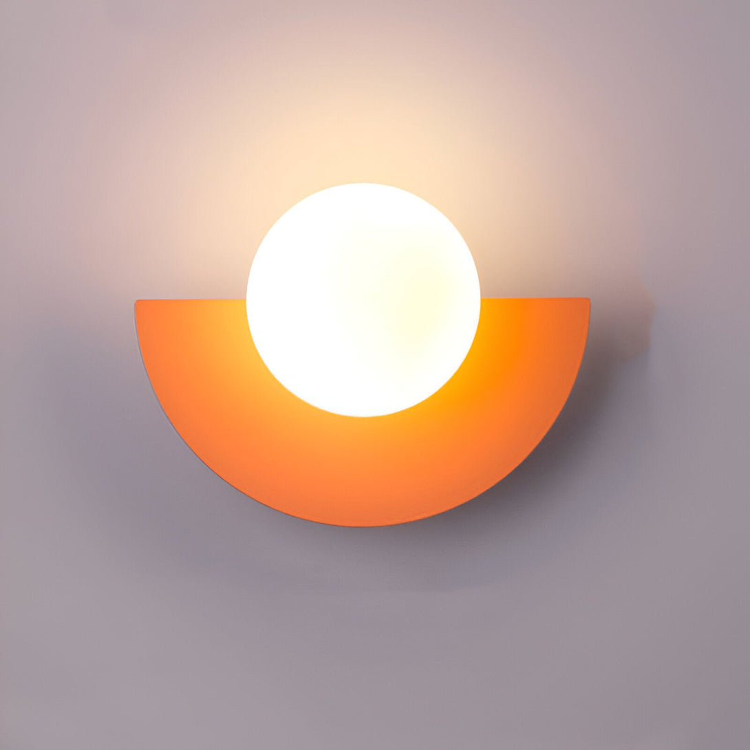 Une applique murale moderne en fer et verre. L'applique est de couleur orange et a une forme semi-circulaire. Elle est dotée d'une ampoule en verre blanc qui diffuse une lumière douce et agréable. L'applique est idéale pour éclairer une pièce à vivre, une chambre ou un couloir. GU-5717952775,GU-9785984192,GU-5756525742,GU-2770483412,GU-259462313X,GU-7909977727,GU-9845973795,GU-8738437147,GU-6622229414,GU-8570558481,GU-3445094918,GU-3069247571,GU-5711512889,GU-8453761582,GU-7173945844,