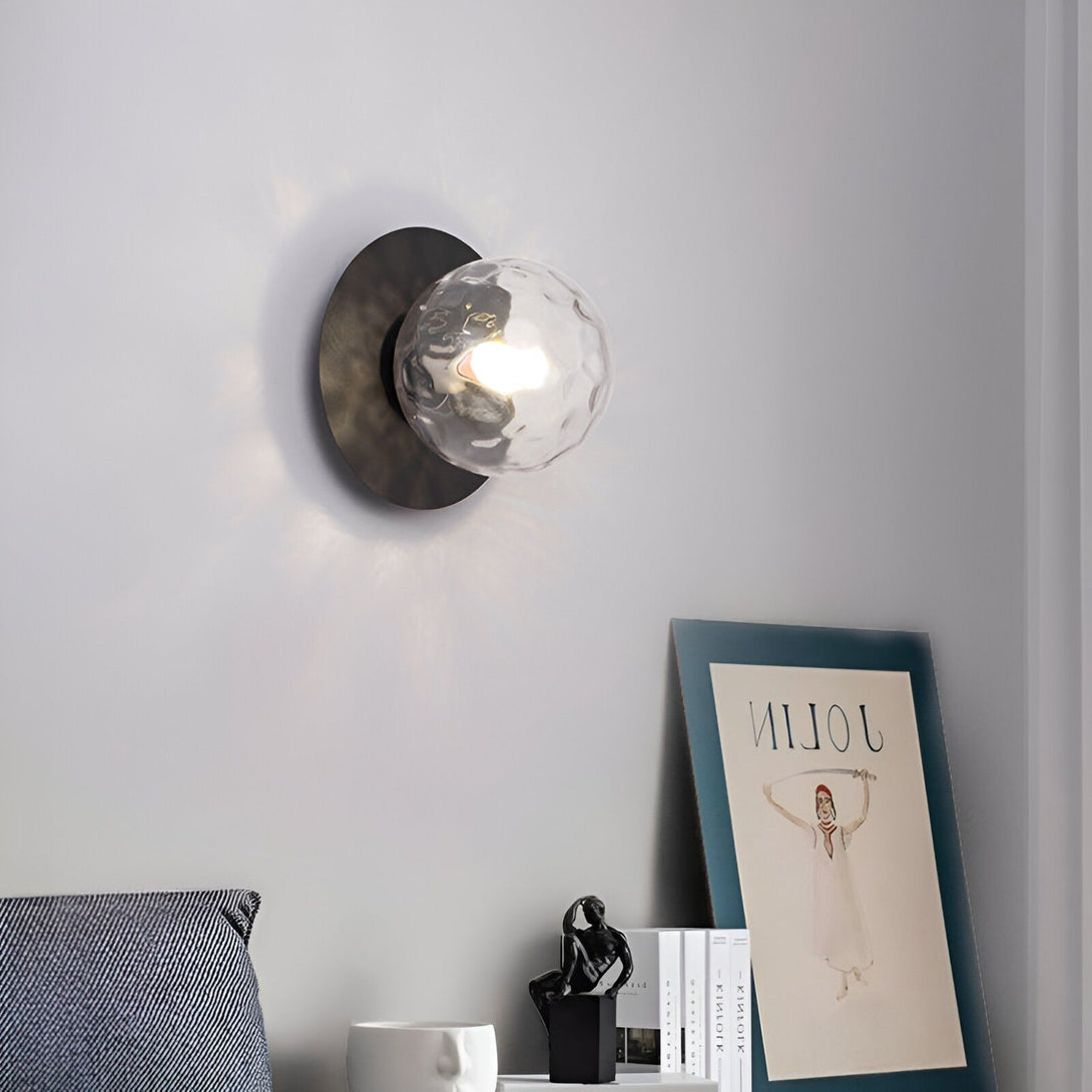 Une image d'une applique murale en verre avec un fond noir. L'applique est fixée au mur et émet une lumière tamisée. KE-2275189483,KE-5558580682,KE-7081243789,KE-0448745380,