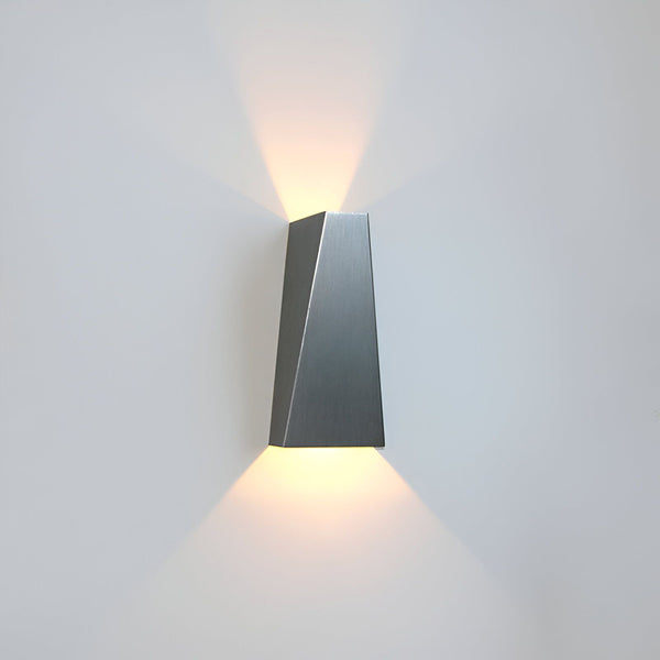 Une applique murale en métal gris avec une forme géométrique. La lumière est dirigée vers le haut et le bas. LE-6923734606,LE-2364176867,LE-5760761307,LE-4077350220,LE-2235620051,LE-9830597490,