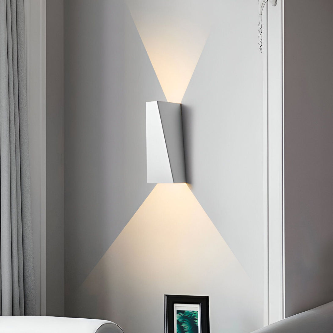Une applique murale blanche en forme de losange est fixée au mur. Elle émet une lumière blanche chaude vers le haut et le bas. LE-6923734606,LE-2364176867,LE-5760761307,LE-4077350220,LE-2235620051,LE-9830597490,