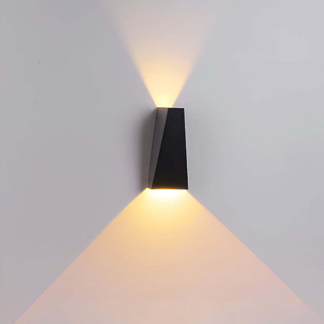 Une applique murale noire en forme de triangle isocèle. Un faisceau lumineux jaune sort de chaque côté de l'applique. LE-6923734606,LE-2364176867,LE-5760761307,LE-4077350220,LE-2235620051,LE-9830597490,