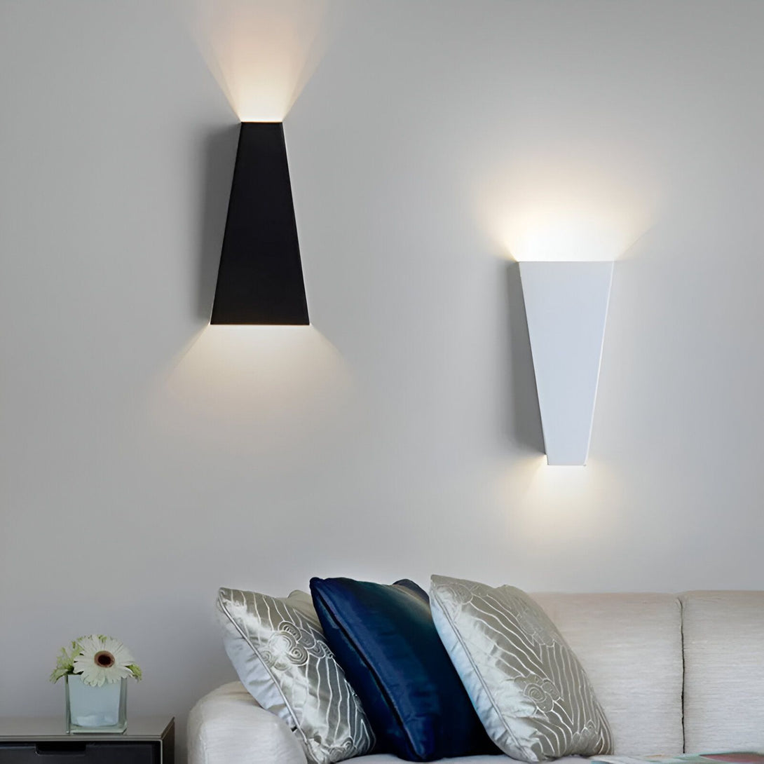 Deux appliques murales noires et blanches modernes en forme de triangle projettent une lumière blanche chaude sur un mur blanc. LE-6923734606,LE-2364176867,LE-5760761307,LE-4077350220,LE-2235620051,LE-9830597490,