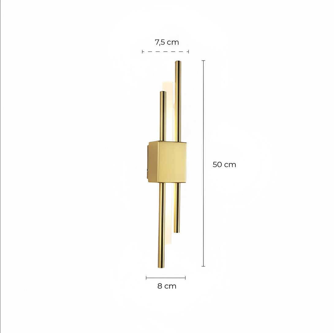 Une applique murale en laiton avec deux tubes lumineux verticaux. L'applique mesure 50 cm de haut, 8 cm de large et 7,5 cm de profondeur. IS-4341432532,IS-4576368761,