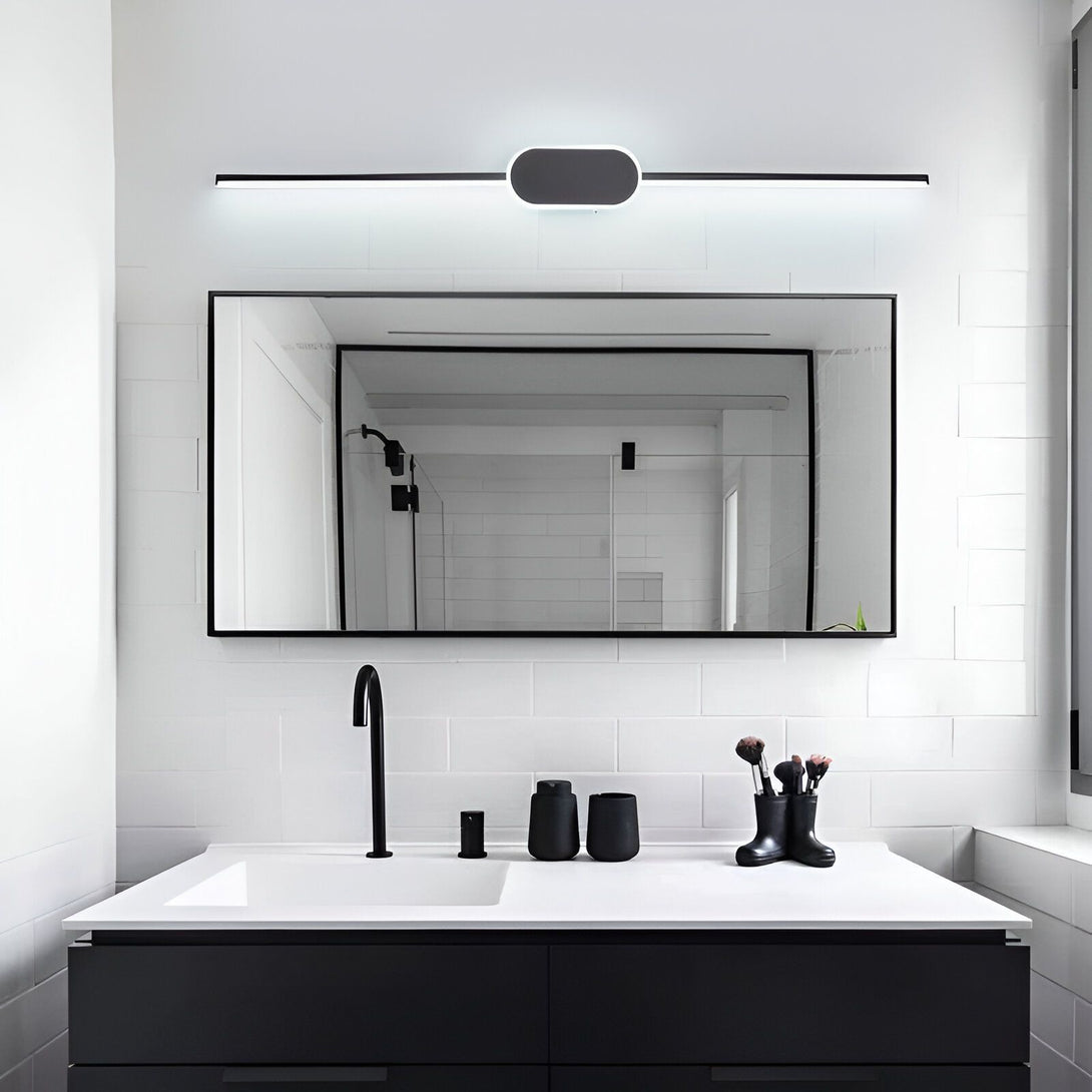 Une salle de bain avec un miroir, un lavabo et une applique murale. MI-6915102337,MI-0330593730,MI-5996903350,MI-4259598651,MI-4648252829,MI-2554064091,MI-7292630022,MI-4805443642,MI-0099100045,MI-6455049896,MI-0051394502,MI-854697764X,
