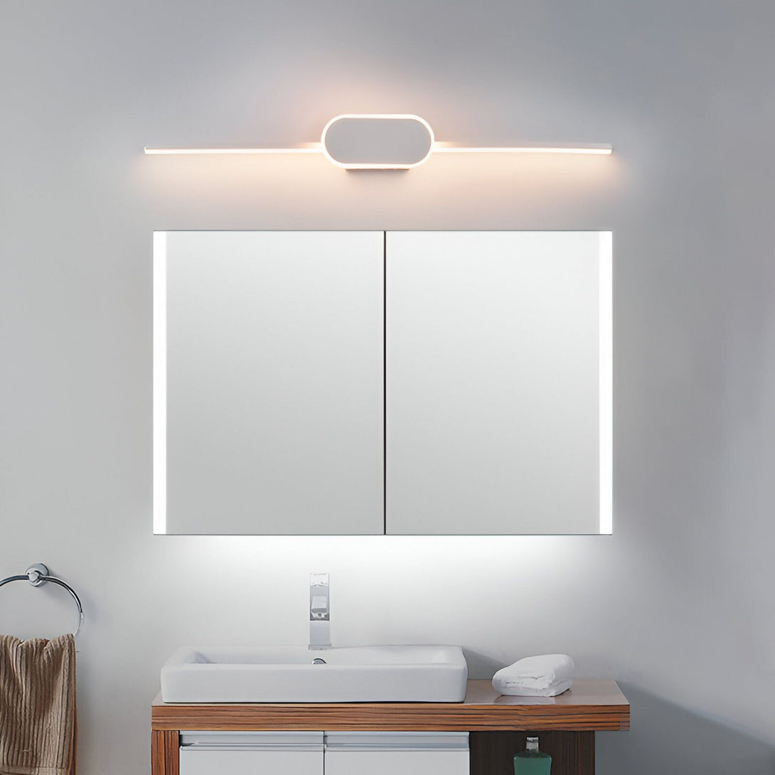 Une image d'une salle de bain avec un miroir, une vasque et un robinet. Le miroir est éclairé par une applique murale. MI-6915102337,MI-0330593730,MI-5996903350,MI-4259598651,MI-4648252829,MI-2554064091,MI-7292630022,MI-4805443642,MI-0099100045,MI-6455049896,MI-0051394502,MI-854697764X,