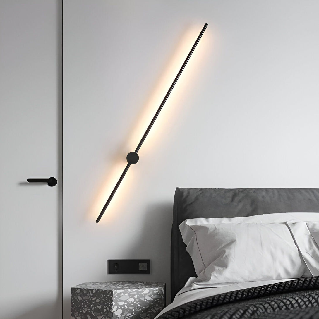 Une image d'une applique murale noire avec une lumière LED blanche. L'applique est fixée au mur au-dessus d'un lit. EM-4460156156,EM-9491391119,EM-7091335104,EM-2714779395,EM-6441388103,EM-2437079734,EM-5590103177,EM-2150536102,EM-957599227X,EM-8860104084,EM-8098031608,EM-5940573193,