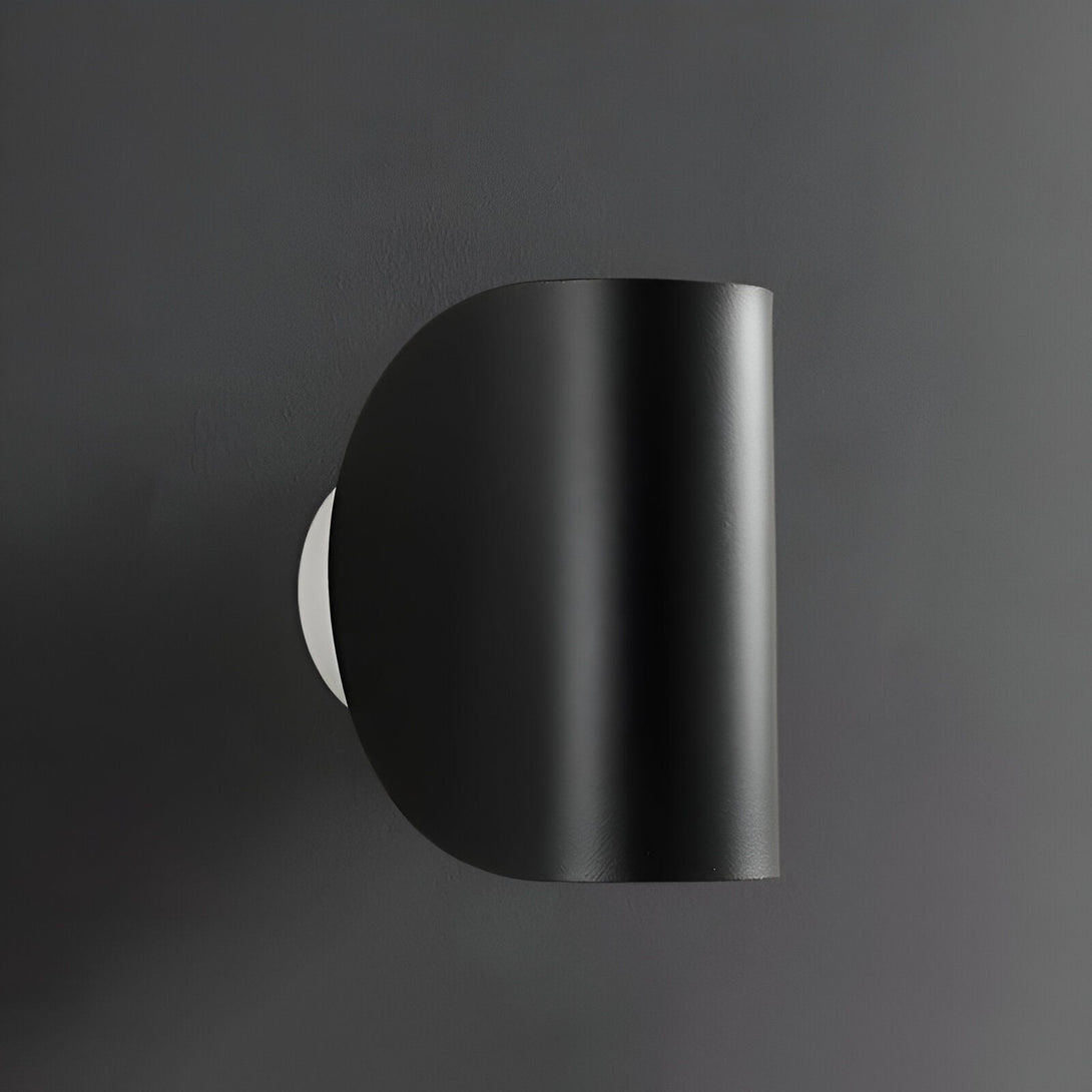 Une applique murale noire en forme de demi-lune. LA-3498052438,LA-3126612202,LA-0767634896,LA-9110294503,LA-9304635144,LA-992136202X,LA-6928936177,LA-4294847212,LA-0743361954,LA-9969297945,LA-912855230X,LA-8850209142,